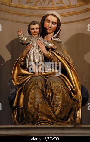 Una statua della Vergine Maria che tiene il bambino Gesù in una cappella nella chiesa di Saint-Merry. Foto Stock