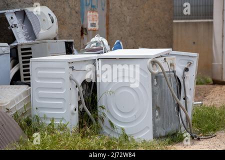 I vecchi elettrodomestici raccolti come rottami sono venduti come seconda mano. Consapevolezza ambientale. Pezzi di ricambio usati Foto Stock