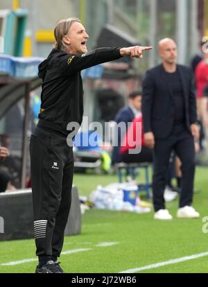 SALERNO, ITALIA - MAGGIO 05: Davide Nicola Head Coach of US Salernitana reagisce, durante la Serie A match tra US Salernitana e Venezia FC allo Stadio Arechi il 05 maggio 2022 a Salerno, Italia. (Foto tramite MB Media) Foto Stock