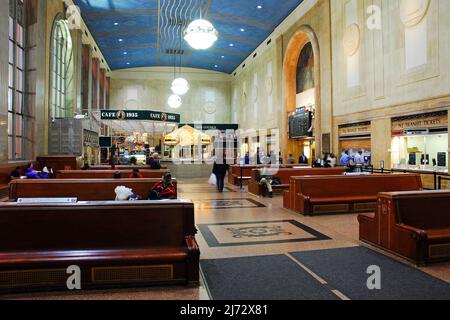 L'area d'attesa della storica Newark Penn Station Foto Stock