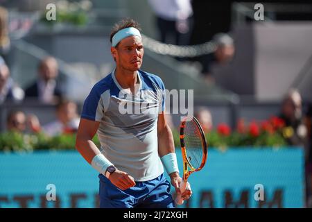 Rafael Nadal di Spagna suona durante la partita del 16th contro David Goffin del Belgio il giorno otto del Mutua Madrid Open al la Caja Magica di Madrid.i battimenti di Rafael Nadal David Goffin (6-3,5-7,7-6) Foto Stock