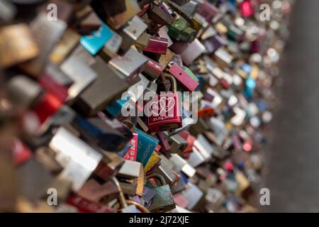 Gli amanti si bloccano sul ponte Hohenzollern a Colonia Foto Stock