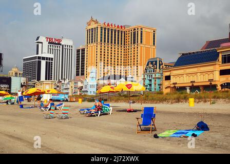 La gente gode di una giornata estiva soleggiata sulla spiaggia di Atlantic City, New Jersey Foto Stock