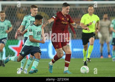 ROMA, ITALIA - 05.05.2022: NICOLO ZANIOLO (AS ROMA). James Justin (Leicester) in azione durante la partita semifinale della UEFA Europa Conference League Roma contro Leicester City allo Stadio Olimpico di Roma. Foto Stock