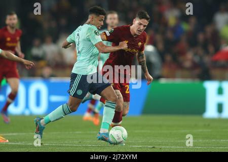 ROMA, ITALIA - 05.05.2022: NICOLO ZANIOLO (AS ROMA). James Justin (Leicester) in azione durante la partita semifinale della UEFA Europa Conference League Roma contro Leicester City allo Stadio Olimpico di Roma. Foto Stock