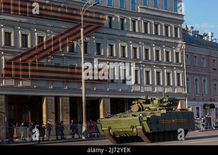 Mosca, Russia. 4th maggio 2022. Un veicolo da combattimento di fanteria modulare T-14 Kurganets si dirige verso la Piazza Rossa durante una prova notturna per la prossima sfilata della Giornata della Vittoria, che segnerà il 77th° anniversario della vittoria sulla Germania nazista nella seconda guerra mondiale a Mosca, Russia Foto Stock