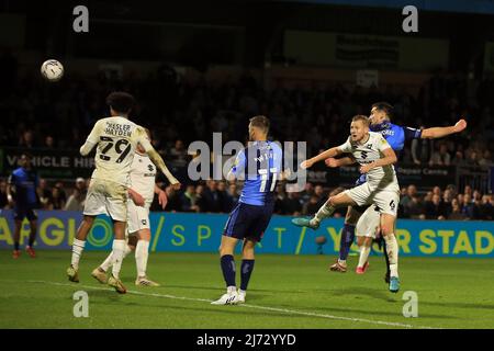 Buckinghamshire, Regno Unito, 5th maggio 2022, Sam Vokes di Wycombe Wanderers (R) testa e segna il suo obiettivo team 2nd. EFL Skybet Football League 1 gioca fuori semifinale 1st gambe partita, Wycombe Wanderers / MK Dons al Adams Park Stadium in High Wycombe, Buckinghamshire Giovedì 5th Maggio 2022. Questa immagine può essere utilizzata solo per scopi editoriali. Solo per uso editoriale, licenza richiesta per uso commerciale. Nessun uso in scommesse, giochi o un singolo club / campionato / giocatori pubblicazioni. pic di Steffan Bowen / Andrew Orchard sport fotografia / Alamy Live news Foto Stock