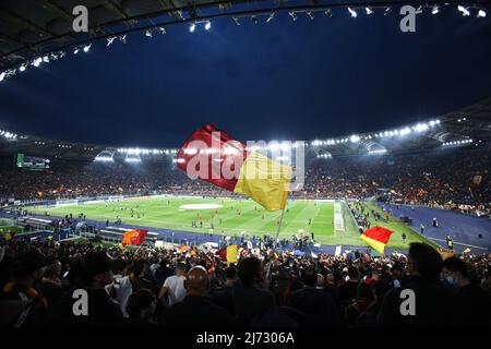 Una visione generale dello stadio Olimpico con bandiere di Roma durante la UEFA Conference League, semifinali, partita di calcio a 2nd gambe tra ROMA E Leicester City il 5 maggio 2022 allo Stadio Olimpico di Roma - Foto: Federico Proietti/DPPI/LiveMedia Foto Stock