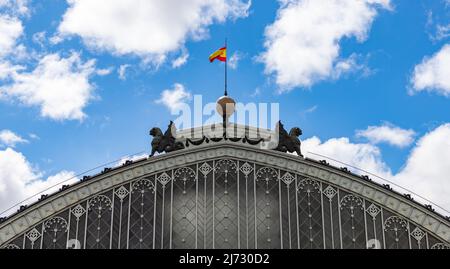 Una foto della parte superiore della facciata della stazione ferroviaria di Atocha. Foto Stock