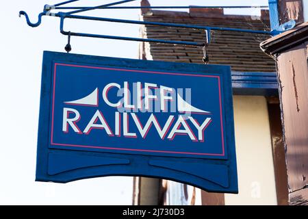 Segnaletica per la Cliff Railway a Bridgnord, Shropshire, Regno Unito. Una funicolare che collega la città alta alla città bassa di Bridgnorth Foto Stock