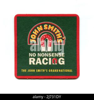 Un manto di birra vintage prodotto come articolo promozionale per l’amaro di John Smith, pubblicizzando la sponsorizzazione della gara di cavalli Grand National Steeplechase 2005, con il logo della società e gli slogan, “No nonsense Racing” e “The John Smith’s Grand National”. Foto Stock