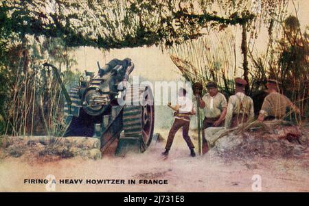 Un'antica cartolina del primo periodo della guerra mondiale intitolata "sparare un Howitzer pesante in Francia". La scheda raffigura un'immagine di una squadra di pistola Royal Garrison Artillery che spara un Howitzer britannico BL da 8 pollici. Foto Stock