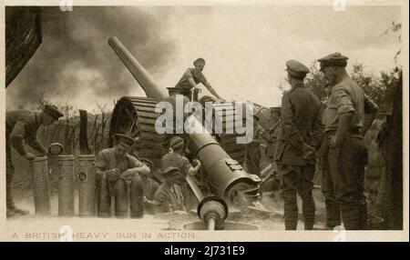 Un’antica cartolina del primo periodo della guerra mondiale intitolata “Una pistola pesante britannica in azione”. La scheda raffigura un'immagine di una squadra di pistola Royal Garrison Artillery che spara una pistola britannica BL da 6 pollici. La fotografia era nota per essere stata scattata sul fronte occidentale il 15 giugno 1916 mentre la pistola bombardava le difese nemiche tra Dickebusch e Reninghelst durante l'accumulazione alla battaglia della Somme. Foto Stock