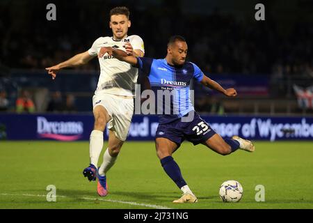 Buckinghamshire, UK, 5th maggio 2022, Jordan Obita di Wycombe Wanderers (R) prende un colpo al traguardo. EFL Skybet Football League 1 gioca fuori semifinale 1st gambe partita, Wycombe Wanderers / MK Dons al Adams Park Stadium in High Wycombe, Buckinghamshire Giovedì 5th Maggio 2022. Questa immagine può essere utilizzata solo per scopi editoriali. Solo per uso editoriale, licenza richiesta per uso commerciale. Nessun uso in scommesse, giochi o un singolo club / campionato / giocatori pubblicazioni. pic di Steffan Bowen / Andrew Orchard sport fotografia / Alamy Live news Foto Stock