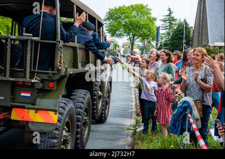 I bambini sono visti dare fiori ai veterani durante la sfilata del giorno della Liberazione. Wageningen, nota anche come la "Città della Liberazione", è legata ai giorni di commemorazione e liberazione del 4th e 5th maggio, in quanto la capitolazione che ha posto fine alla seconda guerra mondiale nei Paesi Bassi è stata firmata nell'Hotel de Wereld della città nel 1945. Durante il giorno della Liberazione, la Parata della Liberazione o il Bevrijdingsdefilé in veterani olandesi e successori militari si riuniscono per rendere omaggio a tutti coloro che hanno dato la loro vita durante la seconda Guerra Mondiale. Quest'anno anche 25 veterani britannici sono stati accolti calorosamente, sono arrivati in British nero ca Foto Stock