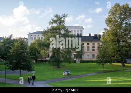 Vista sul parco Sinebrychoff. Sullo sfondo si trova l'edificio del Museo d'Arte Sinebrychoff, dietro il quale si trova l'ex edificio principale della U di Helsinki Foto Stock