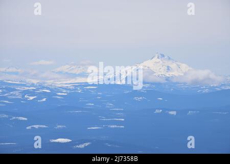 Da destra a sinistra, le cime del monte Jefferson e le tre Sorelle Mountains viste dal lato sud del monte Hood, la montagna più alta dell'Oregon, nell'aprile 2022 Foto Stock