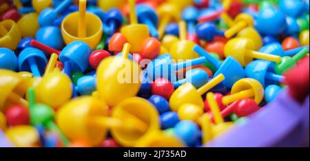 Primo piano, mosaico di colori per bambini per la creazione di immagini. Giocattoli educativi per bambini. Foto Stock