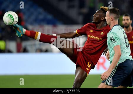 Tammy Abraham of AS Roma e Jonny Evans of Leicester City FC gareggiano per la palla durante la semifinale della Conference League 2nd tra ROMA e Leicester City FC allo stadio Olimpico di Roma (Italia), 5th maggio 2022. Foto Andrea Staccioli / Insidefoto Foto Stock