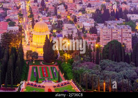 Haifa, Israele - 04 maggio 2022: Vista al tramonto del santuario di Bahai e della zona circostante, a Haifa, Israele settentrionale Foto Stock