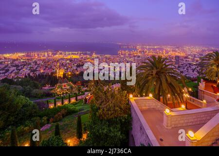 Haifa, Israele - 04 maggio 2022: Vista al tramonto del santuario e dei giardini di Bahai, centro e il porto, a Haifa, Israele settentrionale Foto Stock