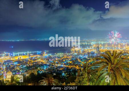 Haifa, Israele - 04 maggio 2022: Vista dei fuochi d'artificio del giorno dell'Indipendenza, con il santuario e i giardini di Bahai, il centro e il porto, a Haifa, Israele settentrionale Foto Stock