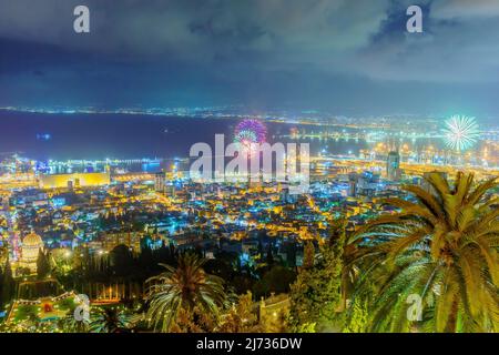 Haifa, Israele - 04 maggio 2022: Vista dei fuochi d'artificio del giorno dell'Indipendenza, con il santuario e i giardini di Bahai, il centro e il porto, a Haifa, Israele settentrionale Foto Stock