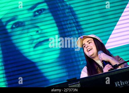 05 maggio 2022, Berlino: Il cantante Luna canta al Bunte New Faces Award Music 2022. Foto: Britta Pedersen/dpa Foto Stock