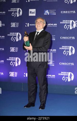 Agli Cinecittà Studios di Roma, cerimonia vincente di David di Donatello 2022 in questa foto Silvio Orlando (Foto di Paolo Pizzi/Pacific Press) Foto Stock