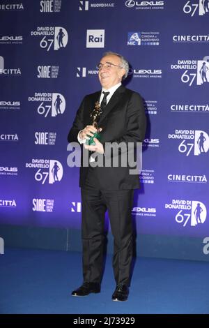 Agli Cinecittà Studios di Roma, cerimonia vincente di David di Donatello 2022 in questa foto Silvio Orlando (Foto di Paolo Pizzi/Pacific Press) Foto Stock