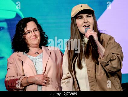 05 maggio 2022, Berlino: La cantante Luna e sua madre al Bunte New Faces Award Music 2022. Foto: Britta Pedersen/dpa Foto Stock