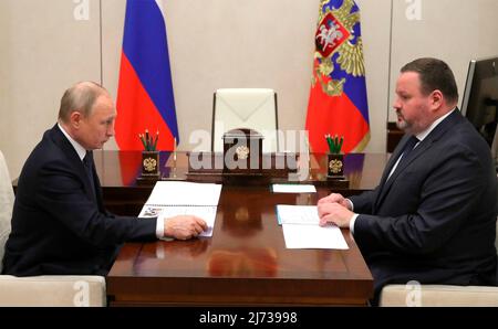 Novo-Ogaryovo, Russia. 04 maggio 2022. Il presidente russo Vladimir Putin ha un incontro di lavoro faccia a faccia con il ministro del lavoro e della protezione sociale Anton Kotyakov, Right, a Novo-Ogaryovo, residenza ufficiale del presidente, il 4 maggio 2022 a Mosca, Russia. Credit: Mikhael Klimentyev/Kremlin Pool/Alamy Live News Foto Stock