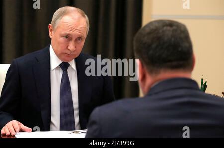 Novo-Ogaryovo, Russia. 04 maggio 2022. Il presidente russo Vladimir Putin ha un incontro di lavoro faccia a faccia con il ministro del lavoro e della protezione sociale Anton Kotyakov, Right, a Novo-Ogaryovo, residenza ufficiale del presidente, il 4 maggio 2022 a Mosca, Russia. Credit: Mikhael Klimentyev/Kremlin Pool/Alamy Live News Foto Stock