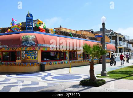 NEWPORT BEACH, CALIFORNIA - 4 MAGGIO 2022: Cabo Cantina in Main Street e il Newport Balboa Bike Trail. Foto Stock