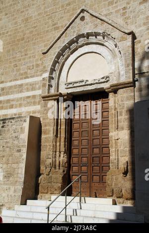 Brindisi, Italia. Bel portale della Chiesa di San Paolo Eremita (Chiesa di San Paolo Eremita) (n. 1322). Foto Stock