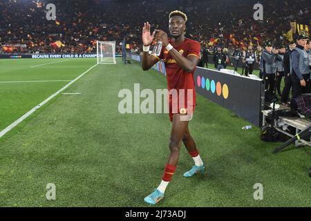 0Stadio Olimpico, Roma, Italia; 5th maggio 2022; Semifinali Europa Conference League Football Roma / Leicester City: Tammy Abraham of AS Roma celebra la vittoria al termine della partita Foto Stock