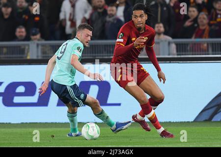 0Stadio Olimpico, Roma, Italia; 5th maggio 2022; Semifinali Europa Conference League Football Roma / Leicester City: Jamie Vardy di Leicester City e Chris Smating di AS Roma Foto Stock