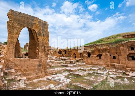 Dara sito antico e le tombe di roccia vicino alla città di Mardin, Turchia. La vista del sito archeologico di Dara, Mesopotamia, Turchia Foto Stock