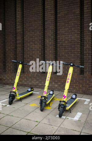 AYLESBURY, Regno Unito - 01 luglio 2021. Noleggio di e-scooters parcheggiati su un marciapiede in una città del Regno Unito. Scooter elettrico o scooter. Foto Stock