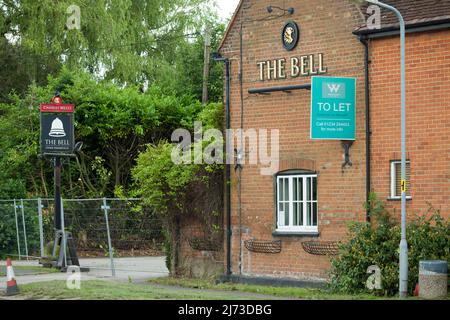 AYLESBURY, Regno Unito - 09 luglio 2021. L'esterno di un pub inglese chiuso con un cartello di locazione. Concetto aziendale chiuso o fallito Foto Stock