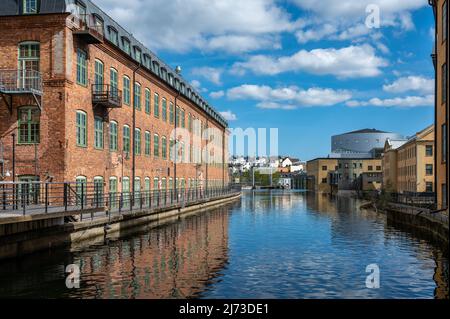 Dettaglio dell'iconico edificio Flatiron nello storico paesaggio industriale di Norrkoping, Svezia, all'inizio di maggio 2022. Foto Stock