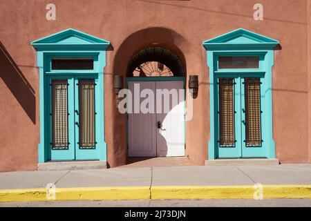 Edificio in Adobe con accenti turchesi a Santa Fe, New Mexico. Foto Stock