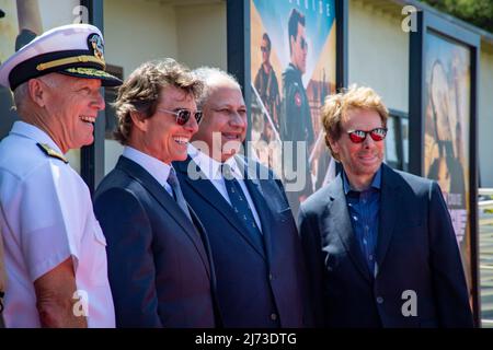 San Diego, Stati Uniti. 04 maggio 2022. Il Segretario della Marina degli Stati Uniti Carlos del Toro, al centro, si pone con l'attore americano Tom Cruise, a sinistra, il Vice Ammiraglio Kenneth Whitesell e il produttore Jerry Bruckheimer, a destra, sul tappeto rosso durante la prima avanzata del film di Top Gun: Maverick, alla base navale di North Island, 4 maggio 2022 a San Diego, California, credito: MC2 Christina Ross/US Navy/Alamy Live News Foto Stock