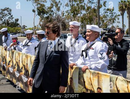 San Diego, Stati Uniti. 04 maggio 2022. L'attore americano Tom Cruise si pone con i marinai sul tappeto rosso durante la prima del film in anticipo di Top Gun: Maverick, alla Naval Air Station North Island, 4 maggio 2022 a San Diego, California, Top Gun: Maverick, è il sequel del film di successo del 1986, Top Gun e sarà rilasciato in tutto il mondo il 27 maggio. Credit: MC2 Keenan Daniels/US Navy/Alamy Live News Foto Stock