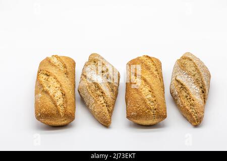 Diversi tipi di pane fresco su sfondo bianco Foto Stock