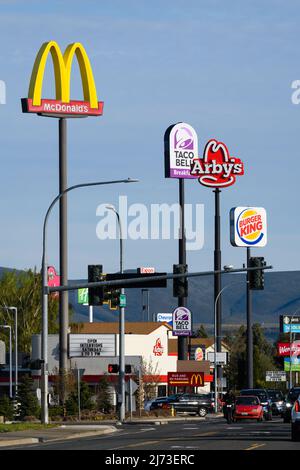 Ellensburg, WA, USA - 04 maggio 2022; Tall fast food segnaletica su Canyon Road vicino allo svincolo tra la I90 e la I82 a Ellensburg, Washington Foto Stock