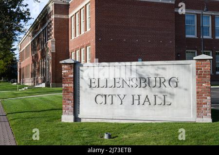 Ellensburg, WA, USA - 04 maggio 2022; firma al municipio di Ellensburg nel Washington centrale con le lettere scolpite in cemento con supporti in mattoni Foto Stock