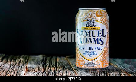 NORWALK, CT, USA - 4 MAGGIO 2022: Birra non alcolica Samuel Adams IPA in lattina su tavola di legno Foto Stock