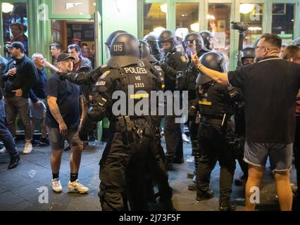 05 maggio 2022, Hessen, Francoforte sul meno: Gli ufficiali di polizia intraprendono azioni contro i tifosi aggressivi del West Ham United nel distretto della stazione. In serata, Eintracht Frankfurt ha vinto in Europa League il calcio contro la squadra inglese West Ham United nelle semifinali. Foto: Boris Roessler/dpa Foto Stock