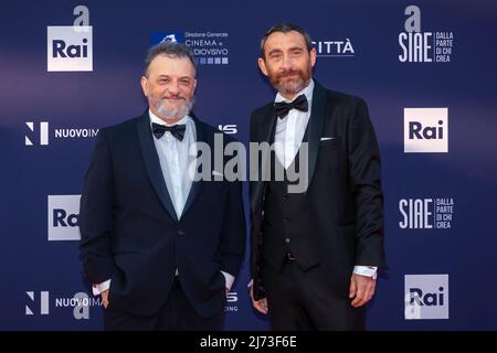 Roma, Italia - 3 maggio 2022: Marco Manetti e Antonio Manetti sono presenti al tappeto rosso della cerimonia di premiazione David di Donatello 2022 presso gli Cinecittà Studios di Roma. Foto Stock
